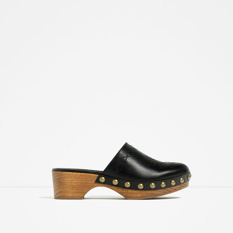 LEATHER STUDDED CLOGS